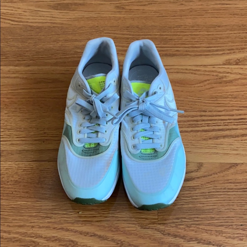 Women’s Nike sneaker size 8